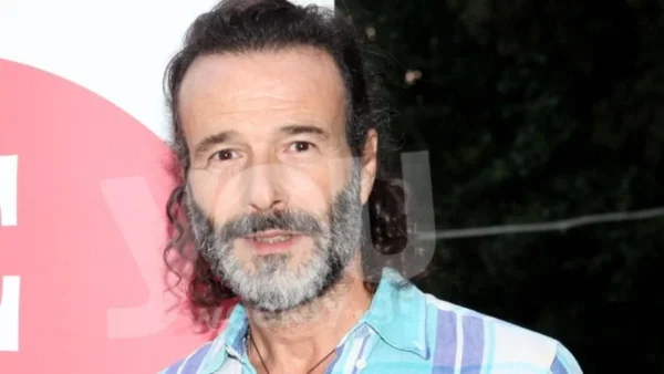 "Περνάω μία δύσκολη περίοδο" - Η φωτογραφία του Θανάση Ευθυμιάδη ημίγυμνος σκαρφαλωμένος σε δέντρο