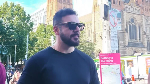 «Δόξα το Θεό τα μαλλιά μου έχουν βγει» - Κόλαφος ο Τριαντάφυλλος κατά του αρχισυντάκτη του Survivor All Star