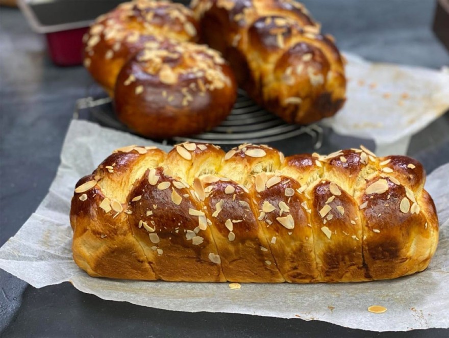 Το τσουρέκι της αρχιτεμπέλας: Δεν χρειάζεται ούτε μίξερ, ούτε ζύμωμα