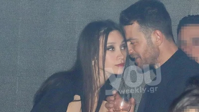 Με αποκαλυπτικό φόρεμα με άνοιγμα στο στήθος η Βαμβακούση - Της ψιθύριζε στο αυτί και της χαμογελούσε συνεχώς ο Ντάνος