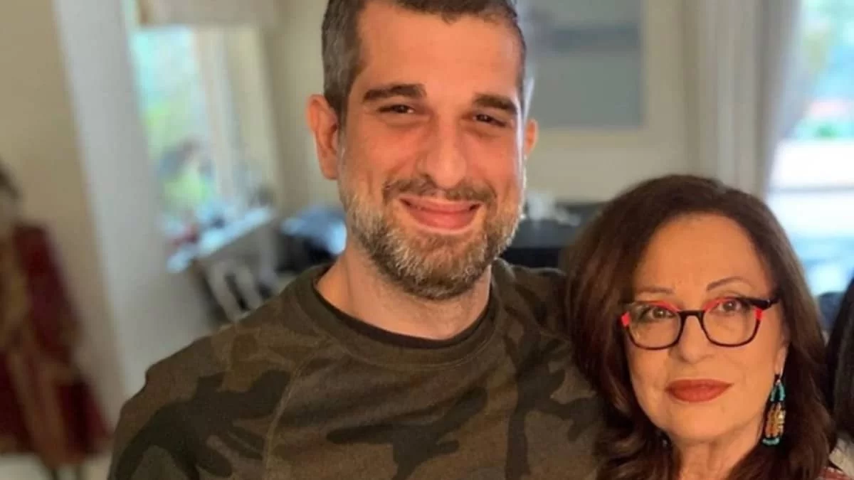 «Για να είμαι ειλικρινής...» - Ο υιοθετημένος γιος της Χάρις Αλεξίου, Μάνος, μιλάει για τους βιολογικούς του γονείς