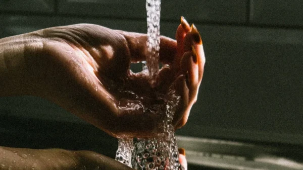 Εξαφάνισε τις έντονες μυρωδιές που δημιούργησαν τα έντερα στα χέρια σου - Το μυστικό με την μαγειρική σόδα