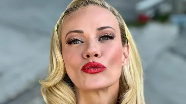 Ηλιοκαμένη και χωρίς ίχνος μακιγιάζ - Δεκάδες τα σχόλια κάτω από την ανάρτηση της Ζέτας Μακρυπούλια