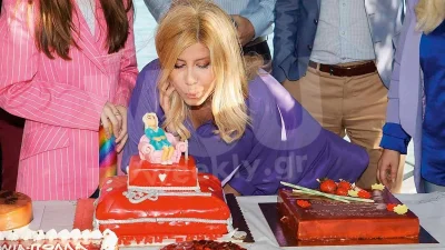 Γλέντι στη θάλασσα με 5 τούρτες - Αποκλειστικές φωτογραφίες από τα γενέθλια της Ζήνας Κουτσελίνη