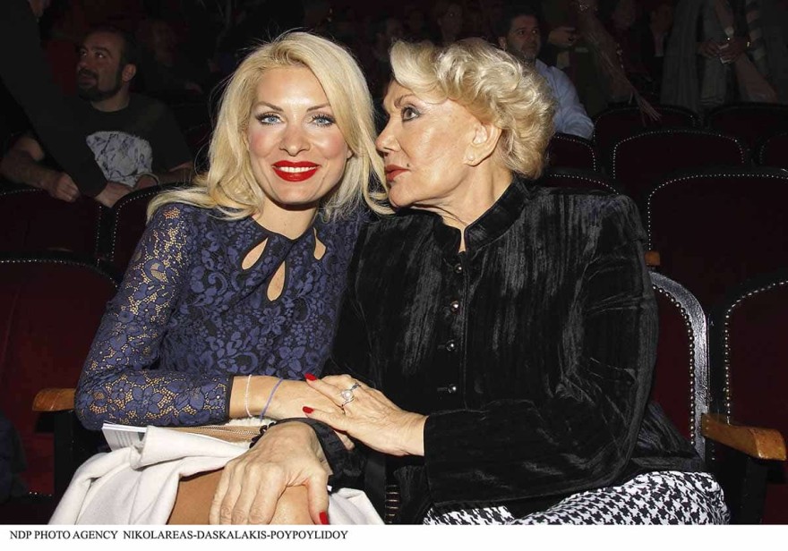 Πριν φτιάξει τα δόντια της, με καστανά άφρο μαλλιά: Σπάνιες φωτογραφίες της Ελένης Μενεγάκη στο φως της δημοσιότητας