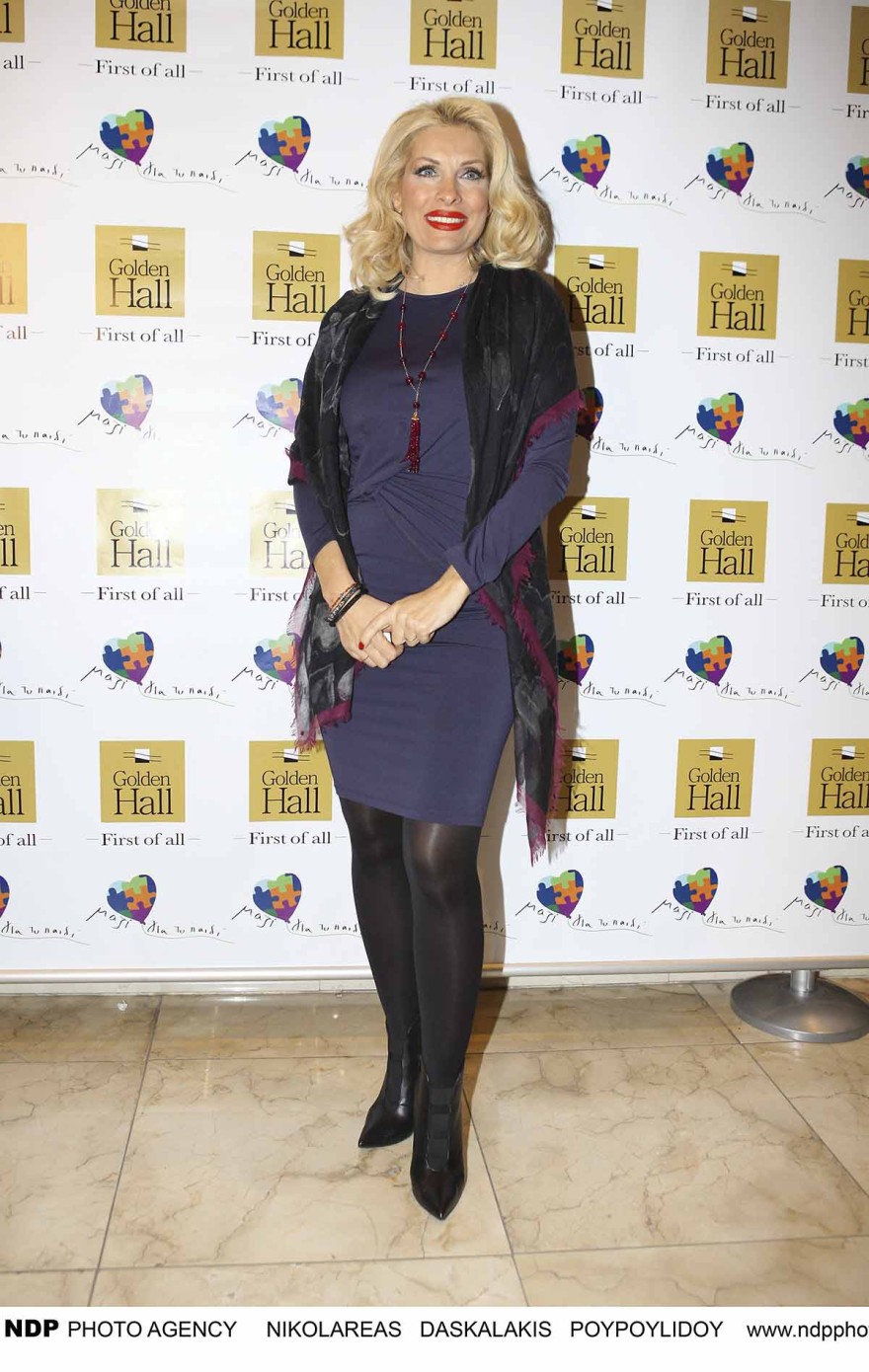 Πριν φτιάξει τα δόντια της, με καστανά άφρο μαλλιά: Σπάνιες φωτογραφίες της Ελένης Μενεγάκη στο φως της δημοσιότητας