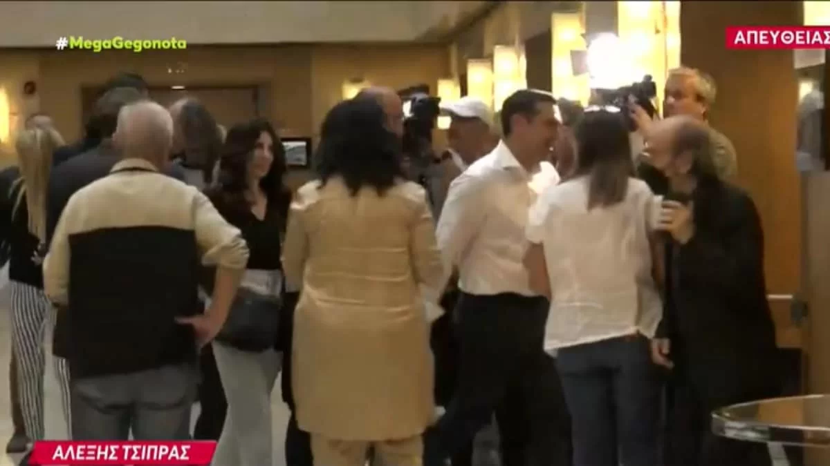 Πόπη Τσαπανίδου: Εμφανίστηκε με τον Αλέξη Τσίπρα στην Κεντρική Επιτροπή του ΣΥΡΙΖΑ μετά τις φήμες παραίτησής της