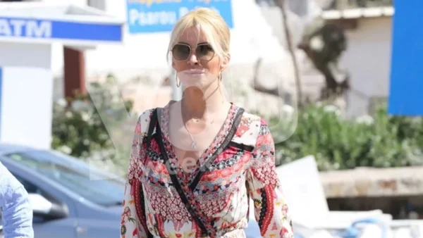 Με μπλε ολόσωμο και πόδια δύο μέτρα - Οι πρώτες φωτογραφίες της Κατερίνας Καινούργιου με μαγιό για φέτος