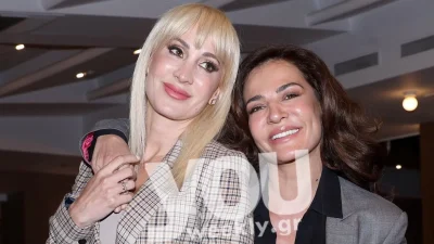 Έπλυνε στη θάλασσα τα ρούχα & τα λαδόπανα του γιου της - Πιστή στις παραδόσεις η Μαρία Ματσούκα