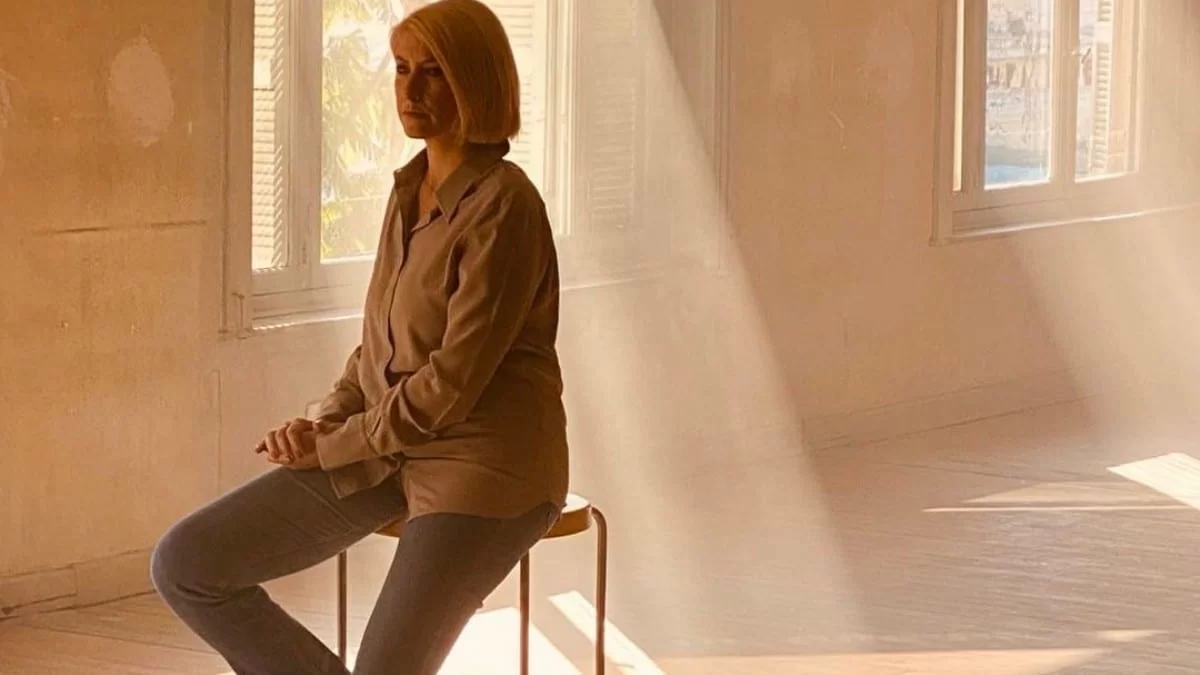 Στιγμές χαλάρωσης για την Σία Κοσιώνη λίγες ώρες μετά τις εκλογές - Η φωτογραφία στο πλατό του ΣΚΑΙ