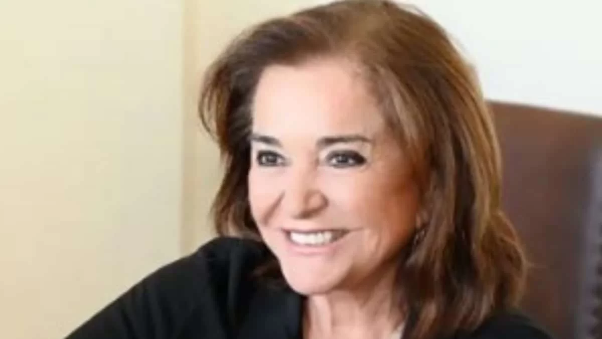 Χαρές για τη Ντόρα Μπακογιάννη - Της έσβησαν τεράστια τούρτα γενεθλίων τα εγγόνια της με μαντινάδα