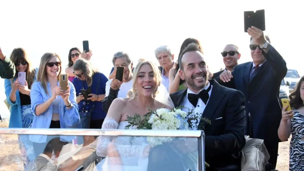 Γάμος Μουζουράκη & Κόζαρη: Πολλοί το είδαν αλλά λίγοι το πρόσεξαν - Τι συμβολίζει η μπομπονιέρα που είχαν