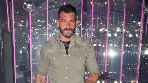 Στάθης Σχίζας: Με το κινητό στο χέρι και αγέλαστος στα μπουζούκια - Η πρώτη δημόσια εμφάνιση μετά τον χωρισμό με την Αλεξάνδρα Παναγιώταρου