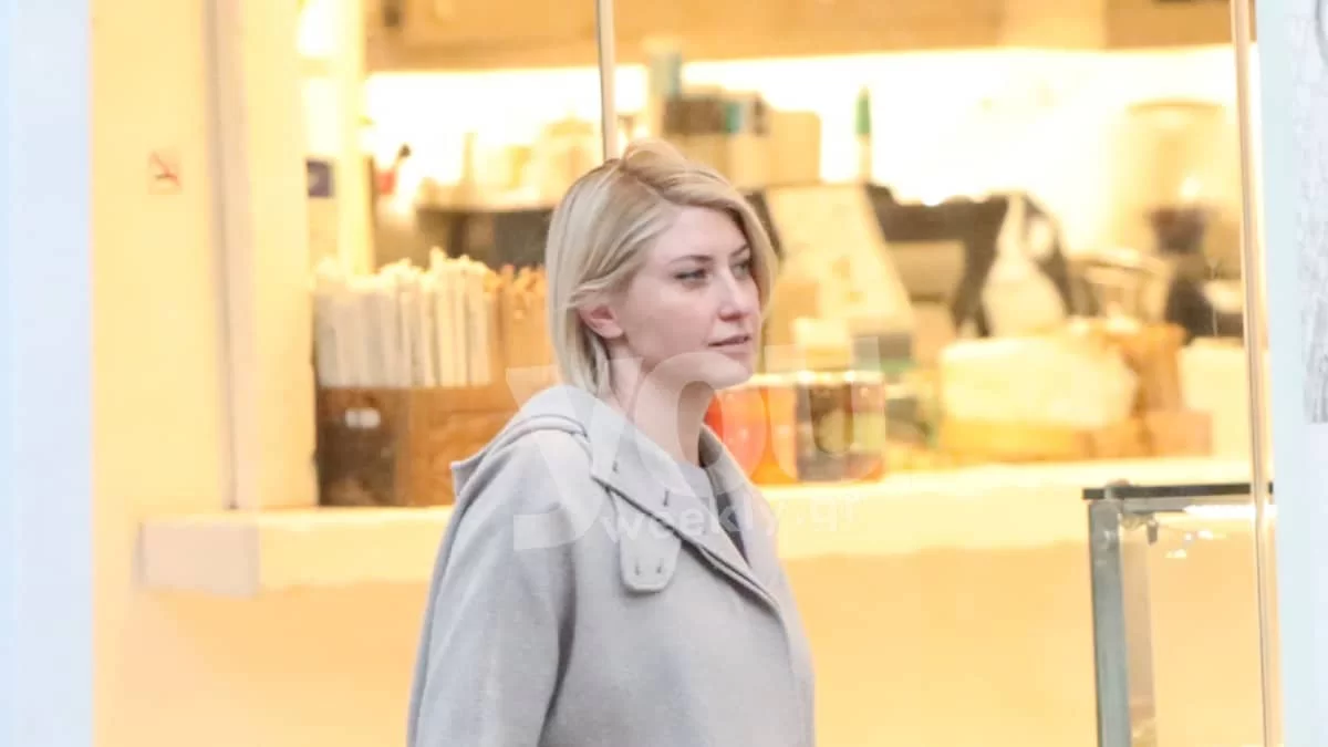 Άβαφη, με φαρδιά φόρμα και κοντομάνικο μπλουζάκι στην Πλάκα - Η εμφάνιση της Σίας Κοσιώνη στο κέντρο της Αθήνας λίγο πριν τις εκλογές