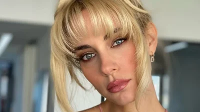 Με μαύρο μίνι φόρεμα και κατακόκκινο κραγιόν στα χείλη - Οι πρώτες φωτογραφίες της Δούκισσας Νομικού στις Κάννες