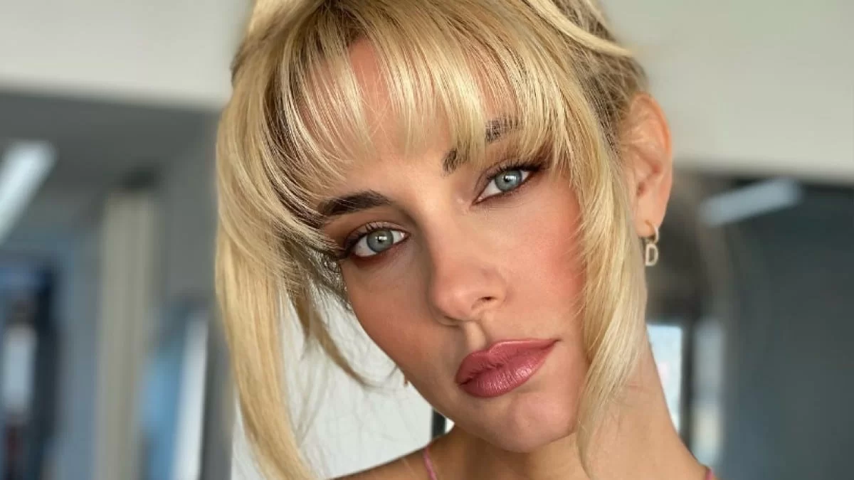 Με μαύρο μίνι φόρεμα και κατακόκκινο κραγιόν στα χείλη - Οι πρώτες φωτογραφίες της Δούκισσας Νομικού στις Κάννες