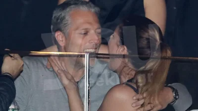 Δεν είχαν αντιληφθεί τις κάμερες: Σε πολύ τρυφερά τετ-α-τετ στη Νέα Υόρκη Έλενα Παπαρίζου και Ανδρέας Καψάλης