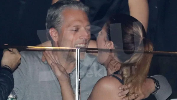 Δεν είχαν αντιληφθεί τις κάμερες: Σε πολύ τρυφερά τετ-α-τετ στη Νέα Υόρκη Έλενα Παπαρίζου και Ανδρέας Καψάλης