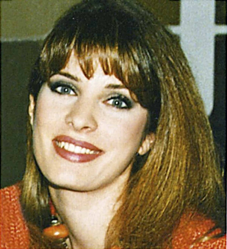 Πριν φτιάξει τα δόντια της, με καστανά άφρο μαλλιά: Σπάνιες φωτογραφίες της Ελένης Μενεγάκη στο φως της δημοσιότητας