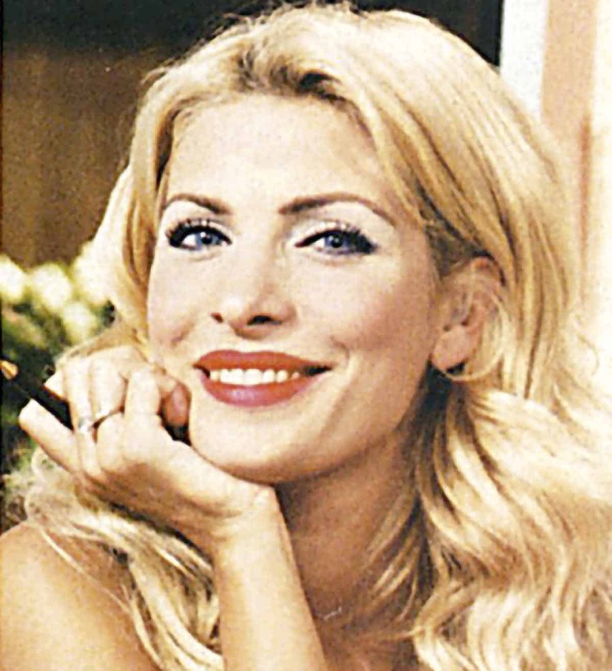 Πριν φτιάξει τα δόντια της, με καστανά άφρο μαλλιά: Σπάνιες φωτογραφίες της Ελένης Μενεγάκη στο φως της δημοσιότητας