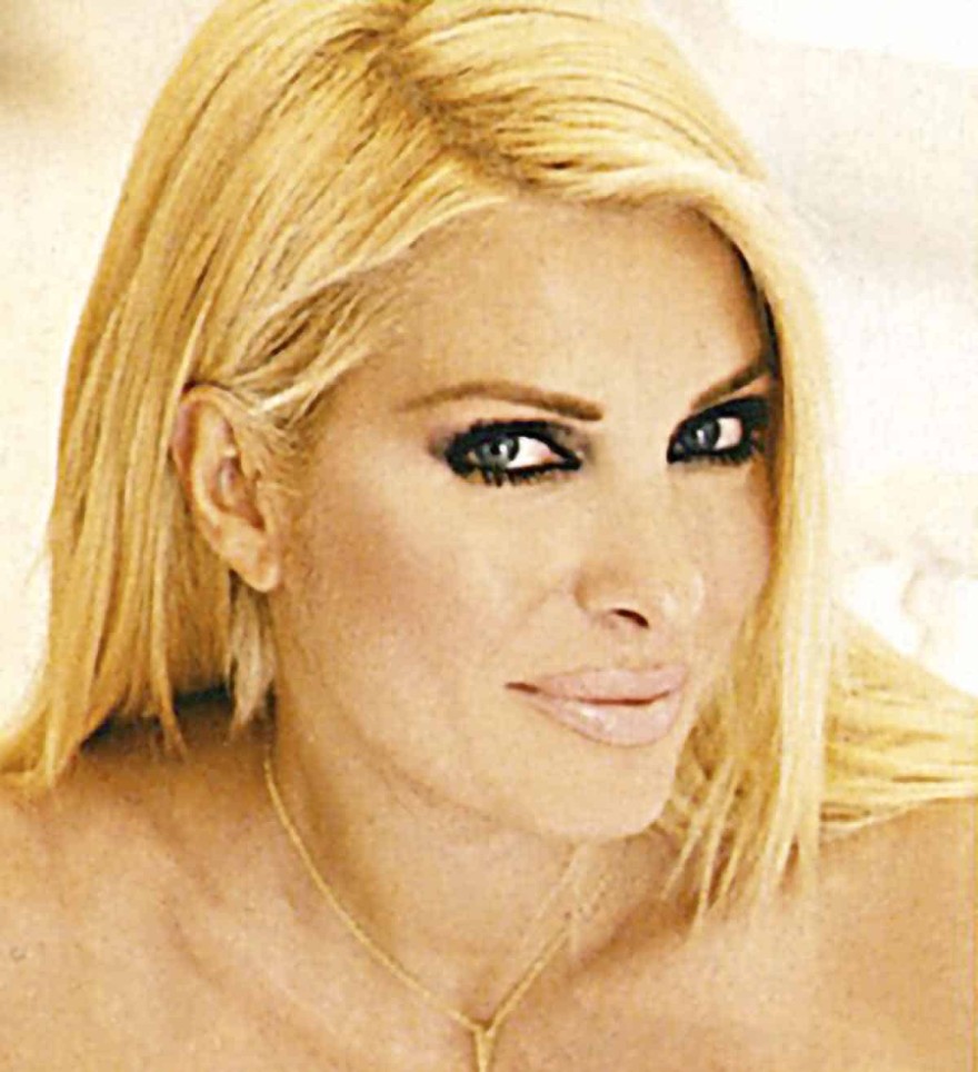 Πριν φτιάξει τα δόντια της, με καστανά άφρο μαλλιά: Σπάνιες φωτογραφίες της Ελένης Μενεγάκη στο φως της δημοσιότητας