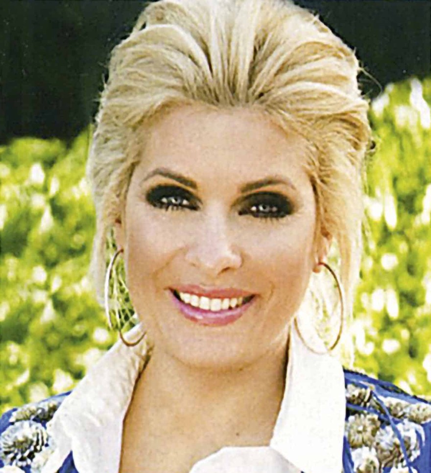 Πριν φτιάξει τα δόντια της, με καστανά άφρο μαλλιά: Σπάνιες φωτογραφίες της Ελένης Μενεγάκη στο φως της δημοσιότητας