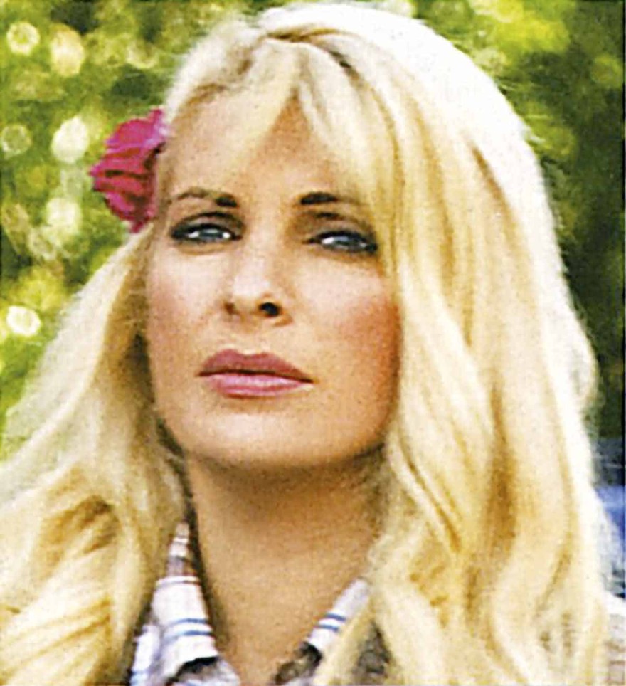 Πριν φτιάξει τα δόντια της, με καστανά άφρο μαλλιά: Σπάνιες φωτογραφίες της Ελένης Μενεγάκη στο φως της δημοσιότητας