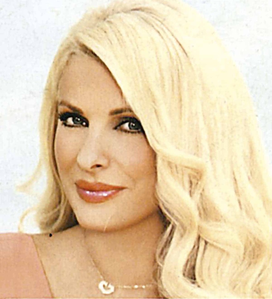 Πριν φτιάξει τα δόντια της, με καστανά άφρο μαλλιά: Σπάνιες φωτογραφίες της Ελένης Μενεγάκη στο φως της δημοσιότητας