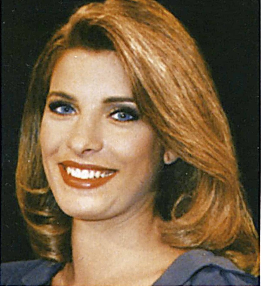 Πριν φτιάξει τα δόντια της, με καστανά άφρο μαλλιά: Σπάνιες φωτογραφίες της Ελένης Μενεγάκη στο φως της δημοσιότητας