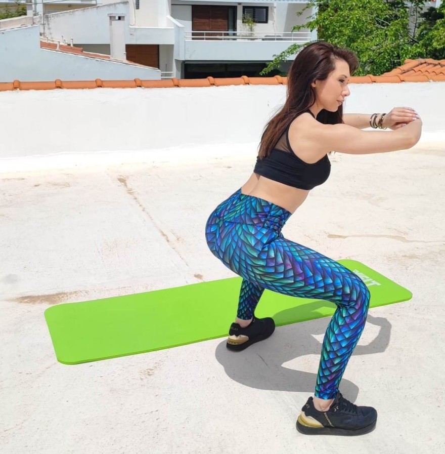 Ασκήσεις για τόνωση γλουτών: Πώς να τις κάνεις στο σπίτι χωρίς εξοπλησμό