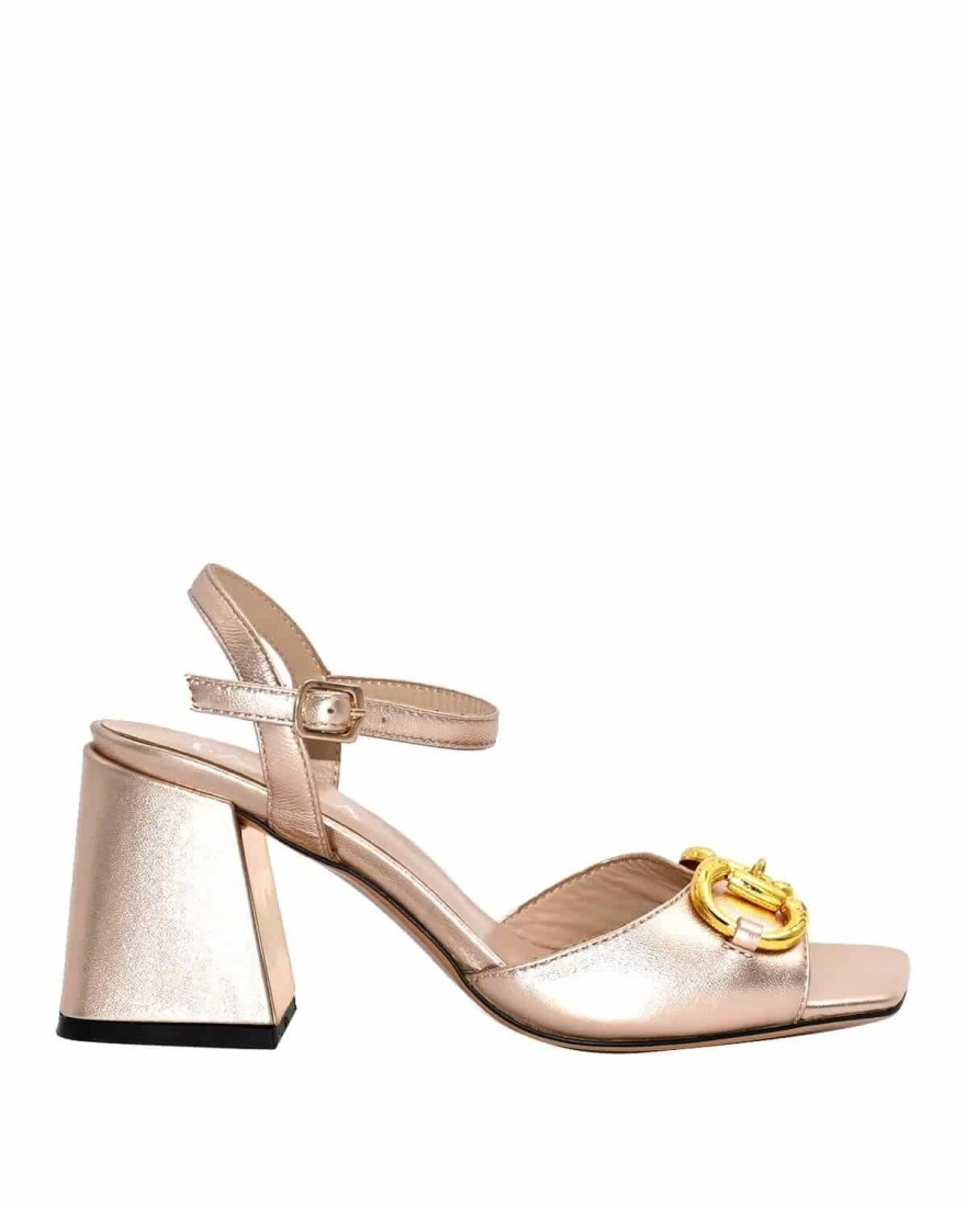 Τα ιδανικά items για να ξεχωρίσεις από τη Favela.gr