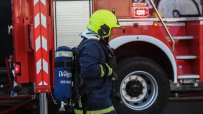 Φωτιά τώρα σε πολυκατοικία στο Λαύριο