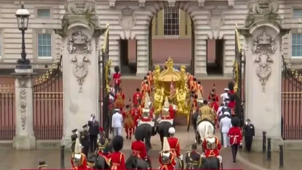 Στέψη βασιλιά Καρόλου Γ': Άλογο έφυγε από την άμαξα και κατέπεσε στο λαό - Τρομαγμένο το πλήθος (Βίντεο)