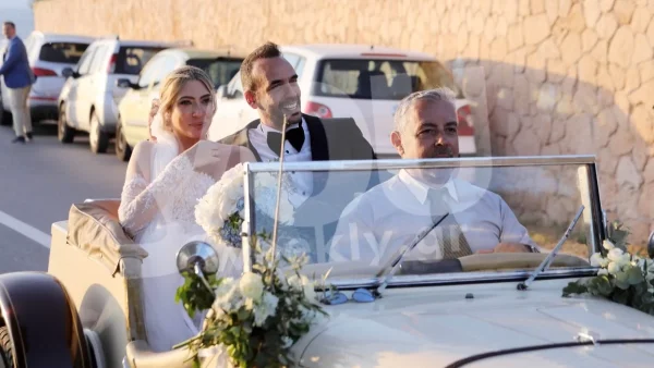 Είναι ζευγάρι και το επιβεβαίωσαν: Έκαναν την πρώτη τους επίσημη εμφάνιση στο γάμο του Πάνου Μουζουράκη και της Μαριλού Κόζαρη