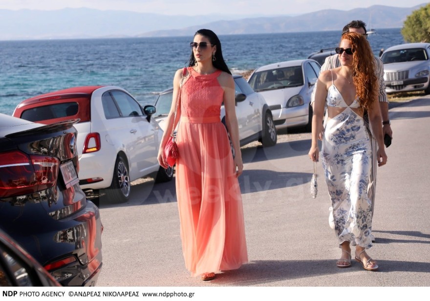 Είναι ζευγάρι και το επιβεβαίωσαν: Έκαναν την πρώτη τους επίσημη εμφάνιση στο γάμο του Πάνου Μουζουράκη και της Μαριλού Κόζαρη