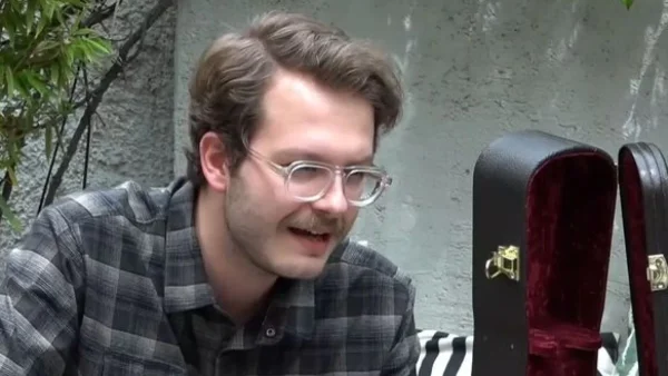 «Ο πατέρας μου δεν μπορεί να ζήσει χωρίς...» - Η εξομολόγηση του Ιάσονα για τον αδερφό του, Φοίβο, και τον μπαμπά του, Γιώργο Παπαδάκη