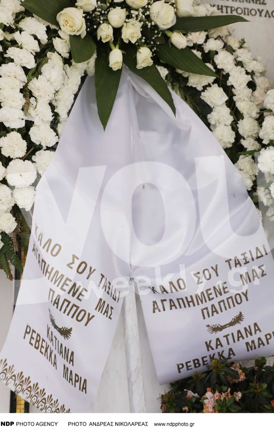 Τι γράφει επάνω το στεφάνι που έστειλε η Άντζελα Δημητρίου στην κηδεία Τι γράφει επάνω το στεφάνι που έστειλε η Άντζελα Δημητρίου στην κηδεία του Κακέτση του Κακέτση