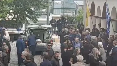 Τραγωδία Άρτα: Κατέρρευσε ο πατέρας όταν είδε το φέρετρο με το βρέφος - Σε τραγική κατάσταση η μητέρα