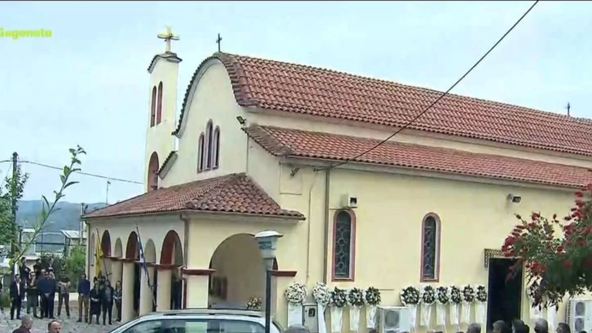 Τραγωδία Άρτα: Ημιλιπόθυμος αποχώρησε ο πατέρας από την εκκλησία - Προσπαθούσαν να τον συνεφέρουν και να τον βάλουν στο αυτοκίνητο