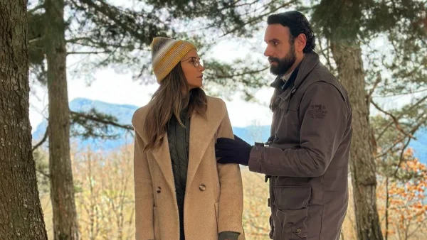 Κουραμπιέδες από χιόνι: Backstage φωτογραφίες από τη νέα ταινία χριστουγεννιάτικη ρομαντική κωμωδία σε σκηνοθεσία Γιάννη Τσιμιτσέλη