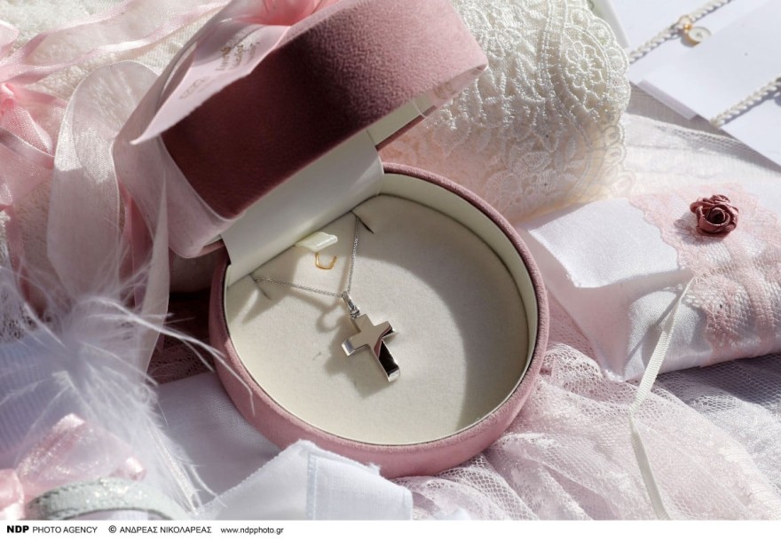 Κουτσελίνη νονά σταυρός μωρού