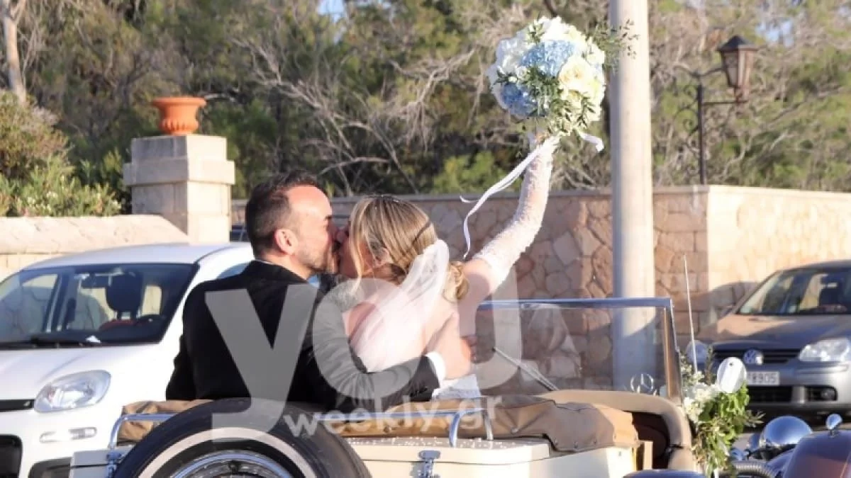 «Ένα μπράβο στον Πάνο Μουζουράκη που διαφήμισε...» - Σάλος στο twitter για τον γάμο του τραγουδιστή με την Μαριλού Κόζαρη