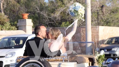 Παντρεύτηκαν Μουζουράκης & Κοζάρη - Καταχειροκροτήθηκαν στην έξοδο τους από την εκκλησία