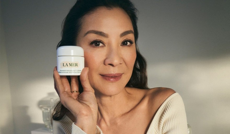 H Michelle Yeoh στη νέα καμπάνια της La Mer