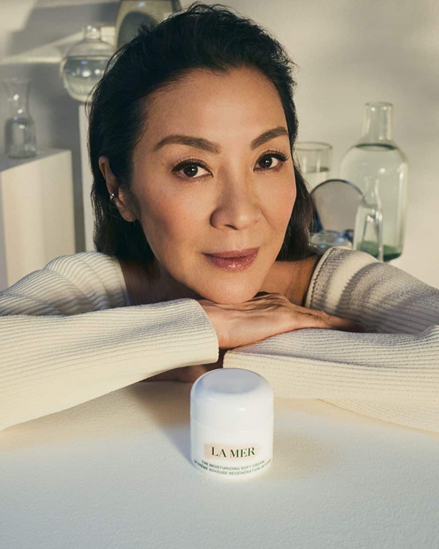 H Michelle Yeoh στη νέα καμπάνια της La Mer