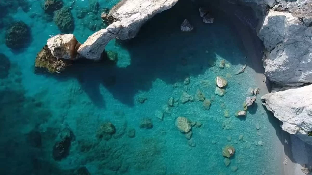 Αν πάρεις βότσαλο μαζί σου θα πληρώσεις 1.000 ευρώ - Η ελληνική παραλία που ανήκει στις 50 καλύτερες του κόσμου