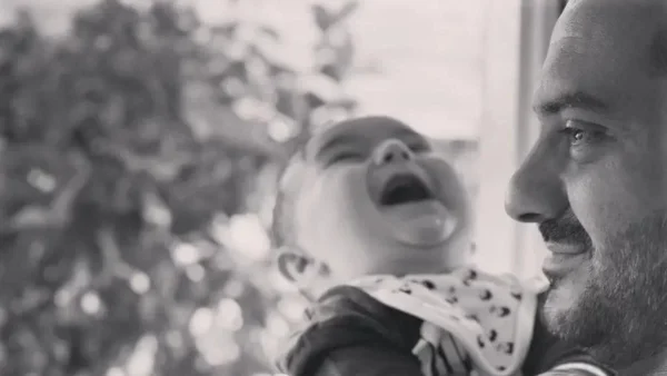 Ο ένας γάλα, ο άλλος μπύρα - Η βόλτα του Λεωνίδα Κουτσόπουλου με τον γιο του και η ξεκαρδιστική φωτογραφία