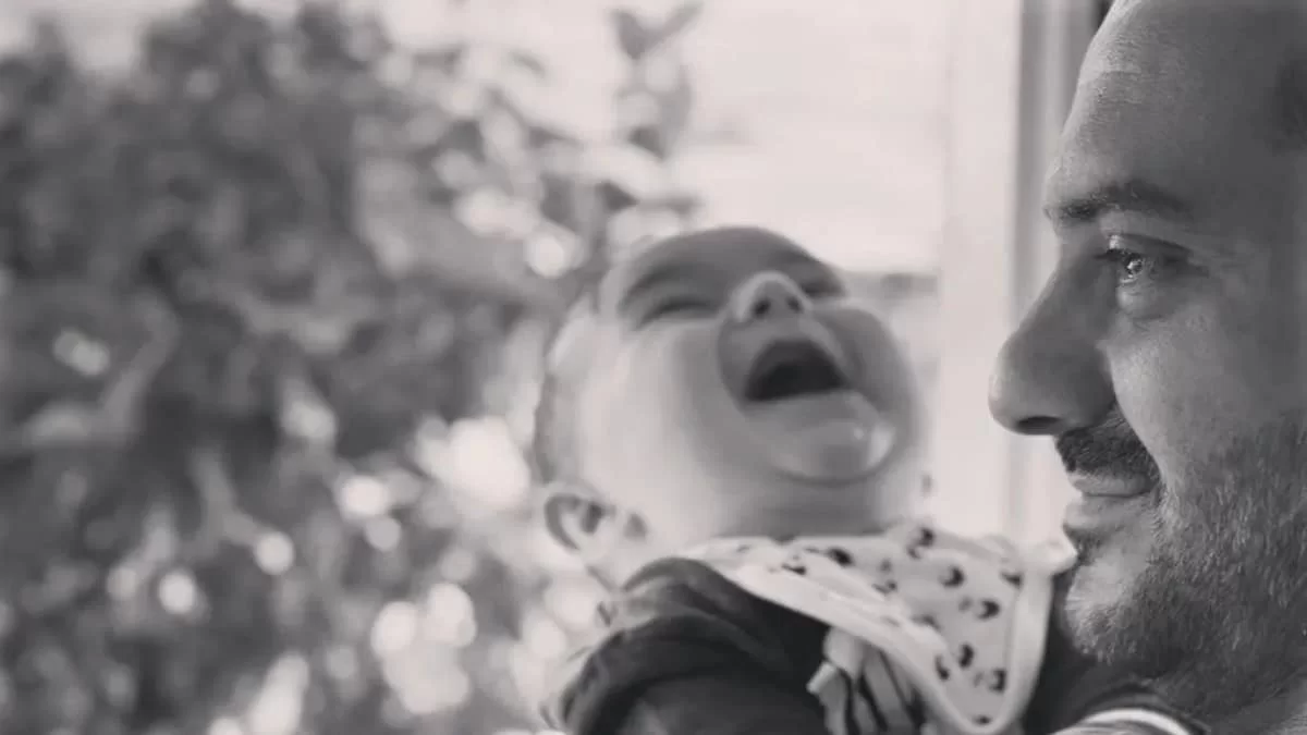 Ο ένας γάλα, ο άλλος μπύρα - Η βόλτα του Λεωνίδα Κουτσόπουλου με τον γιο του και η ξεκαρδιστική φωτογραφία