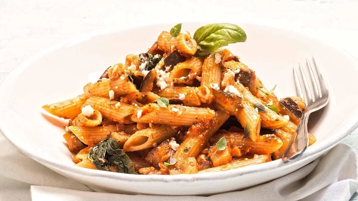 Εύκολη και οικονομική συνταγή για πένες alla Norma χωρίς γλουτένη - Με μελιτζάνες και φυτικό τυρι