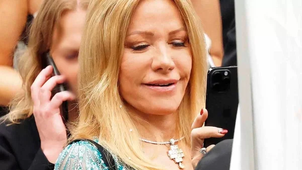 Μαριάννα Λάτση: Υπέρλαμπρη στο πλευρό του Πάρι Κασιδόκωστα στη Ριβιέρα - Όλα τα βλέμματα στο αποκαλυπτικό φόρεμά της